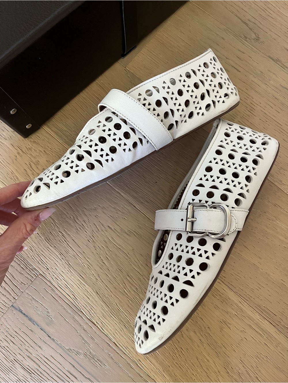 Alaïa Vienne White Laser-Cut Leather Ballet Flats - Picture 5 of 10